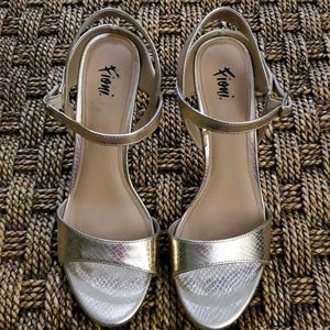 Fioni Heels, Gold, Size 9